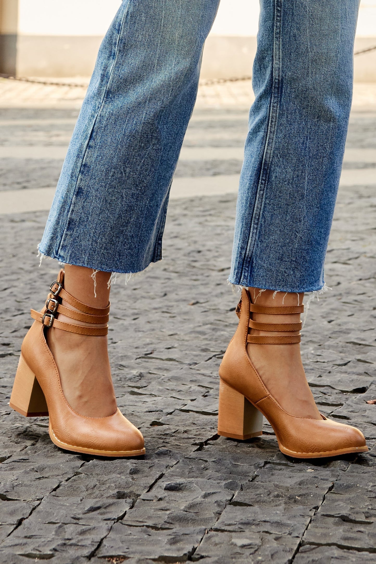 Casilda | Smooth Sandals with Ankle Strap and Thick Sole